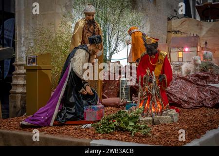 Alencon, Francia - 12 27 2023: Presepe di Natale all'interno della Basilica di Notre-Dame di Aleno Foto Stock