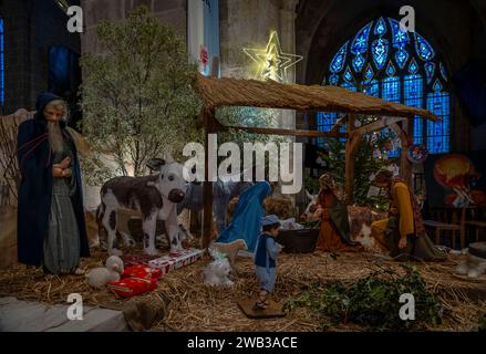 Alencon, Francia - 12 27 2023: Presepe di Natale all'interno della Basilica di Notre-Dame di Aleno Foto Stock