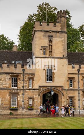 Regno Unito, Inghilterra, Oxfordshire, Oxford, St John’s College, i visitatori del Front Quadrangle al Porter's Lodge Main Gate Foto Stock