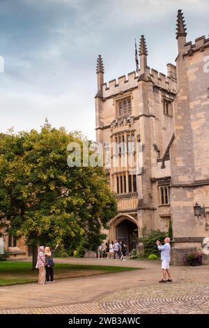 Regno Unito, Inghilterra, Oxfordshire, Oxford, Magdalen College, visitatori alla Torre del fondatore Foto Stock