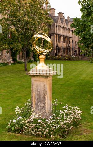 Regno Unito, Inghilterra, Oxfordshire, Oxford, Merton College, Fellows Garden, Armillary Sphere, presentato da George Tierney nel 1830 Foto Stock