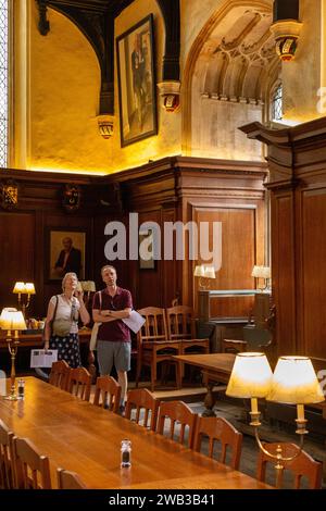 Regno Unito, Inghilterra, Oxfordshire, Oxford, Corpus Christi College, visitatori nella sala da pranzo Foto Stock