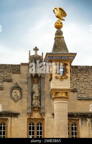 Regno Unito, Inghilterra, Oxfordshire, Oxford, Corpus Christi College Front Quadrangle, Biblioteca statua del fondatore Bishop Foxe e 1581 Pelican Sundial Foto Stock