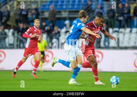 Davide Diaw della SSC Bari contrapposto a Massimiliano Mangraviti del Brescia calcio FC durante la partita del campionato italiano di serie B tra Bresci Foto Stock