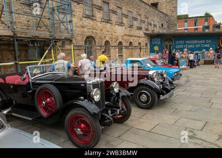 Regno Unito, Inghilterra, Oxfordshire, Oxford, Castle Courtyard, mostra di auto d'epoca a porte aperte Foto Stock