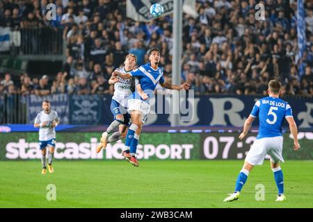 Emanuele Ndoj del Brescia calcio FC contrapposto a Mattia Tonetto del Feralpisal˜ durante la partita di campionato italiano di serie B tra Brescia CA Foto Stock