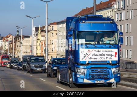 Cottbus, Germania. 8 gennaio 2024. I veicoli delle aziende artigiane attraversano il centro di Cottbus per una dimostrazione. Protestando contro agricoltori e imprenditori delle aziende di trasporto guidano in una galleria di automobili. Anche altri mestieri, compresi gli artigiani, sostengono le proteste. In risposta ai piani di austerità del governo federale, l'associazione degli agricoltori ha chiesto una settimana di azione con raduni e raduni a partire dall'8 gennaio. Crediti: Frank Hammerschmidt/dpa/Alamy Live News Foto Stock