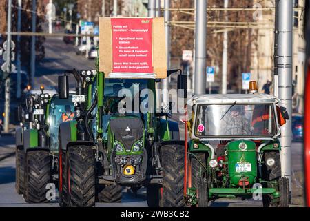 Cottbus, Germania. 8 gennaio 2024. Gli agricoltori guidano i trattori attraverso il centro di Cottbus per una dimostrazione. Protestando contro agricoltori e imprenditori delle aziende di trasporto guidano in una galleria di automobili. Anche altri mestieri, compresi gli artigiani, sostengono le proteste. In risposta ai piani di austerità del governo federale, l'associazione degli agricoltori ha chiesto una settimana di azione con raduni e raduni a partire dall'8 gennaio. Crediti: Frank Hammerschmidt/dpa/Alamy Live News Foto Stock