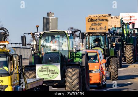 Cottbus, Germania. 8 gennaio 2024. Gli agricoltori guidano i trattori attraverso il centro di Cottbus per una dimostrazione. Protestando contro agricoltori e imprenditori delle aziende di trasporto guidano in una galleria di automobili. Anche altri mestieri, compresi gli artigiani, sostengono le proteste. In risposta ai piani di austerità del governo federale, l'associazione degli agricoltori ha chiesto una settimana di azione con raduni e raduni a partire dall'8 gennaio. Crediti: Frank Hammerschmidt/dpa/Alamy Live News Foto Stock