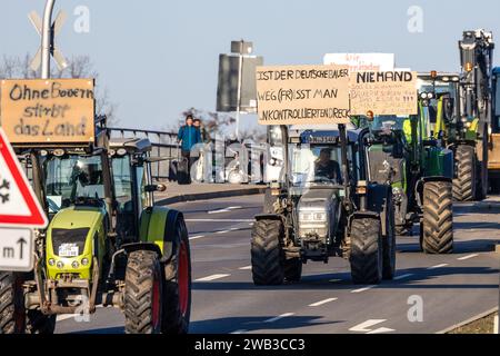 Cottbus, Germania. 8 gennaio 2024. Gli agricoltori guidano i trattori attraverso il centro di Cottbus per una dimostrazione. Protestando contro agricoltori e imprenditori delle aziende di trasporto guidano in una galleria di automobili. Anche altri mestieri, compresi gli artigiani, sostengono le proteste. In risposta ai piani di austerità del governo federale, l'associazione degli agricoltori ha chiesto una settimana di azione con raduni e raduni a partire dall'8 gennaio. Crediti: Frank Hammerschmidt/dpa/Alamy Live News Foto Stock