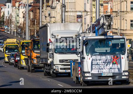 Cottbus, Germania. 8 gennaio 2024. I veicoli delle aziende di trasporto e dell'artigianato attraversano il centro di Cottbus per una dimostrazione. Protestando contro agricoltori e imprenditori delle aziende di trasporto guidano in una galleria di automobili. Anche altri mestieri, compresi gli artigiani, sostengono le proteste. In risposta ai piani di austerità del governo federale, l'associazione degli agricoltori ha chiesto una settimana di azione con raduni e raduni a partire dall'8 gennaio. Crediti: Frank Hammerschmidt/dpa/Alamy Live News Foto Stock