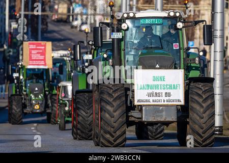 Cottbus, Germania. 8 gennaio 2024. Gli agricoltori guidano i trattori attraverso il centro di Cottbus per una dimostrazione. Protestando contro agricoltori e imprenditori delle aziende di trasporto guidano in una galleria di automobili. Anche altri mestieri, compresi gli artigiani, sostengono le proteste. In risposta ai piani di austerità del governo federale, l'associazione degli agricoltori ha chiesto una settimana di azione con raduni e raduni a partire dall'8 gennaio. Crediti: Frank Hammerschmidt/dpa/Alamy Live News Foto Stock