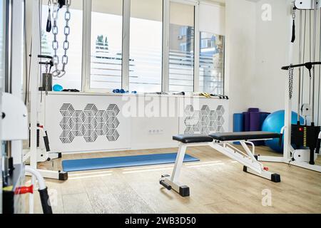 varie attrezzature di riabilitazione nella spaziosa palestra del centro di kinesiologia e medicina moderna avanzata Foto Stock