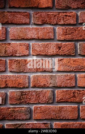 Parete con sfondo in rilievo in mattoni rossi verticale Foto Stock