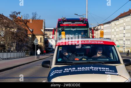 Cottbus, Germania. 8 gennaio 2024. I veicoli delle aziende di trasporto e dell'artigianato attraversano il centro di Cottbus per una dimostrazione. Protestando contro agricoltori e imprenditori delle aziende di trasporto guidano in una galleria di automobili. Anche altri mestieri, compresi gli artigiani, sostengono le proteste. In risposta ai piani di austerità del governo federale, l'associazione degli agricoltori ha chiesto una settimana di azione con raduni e raduni a partire dall'8 gennaio. Crediti: Frank Hammerschmidt/dpa/Alamy Live News Foto Stock