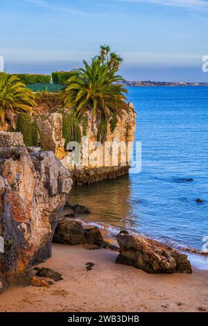 Villaggio turistico di Cascais in Portogallo, scogliera panoramica presso la spiaggia di Praia da Rainha nell'Oceano Atlantico nel quartiere di Lisbona. Foto Stock