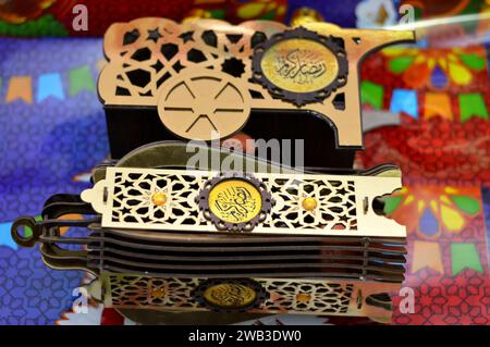 Traduzione di testo arabo (Ramadan Kareem o felice generoso Ramadan), carrello decorativo Ramadan per fave con contenitore per barattoli di fagioli e lampada Fanous lan Foto Stock