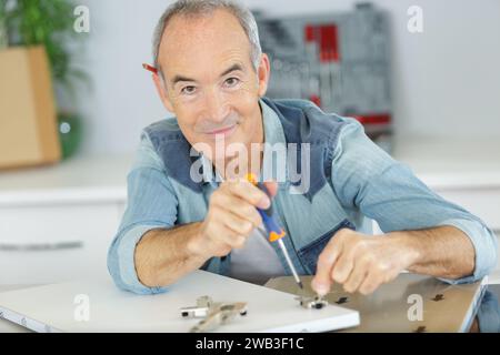 viti di serraggio per falegname soddisfatte dal senior Foto Stock