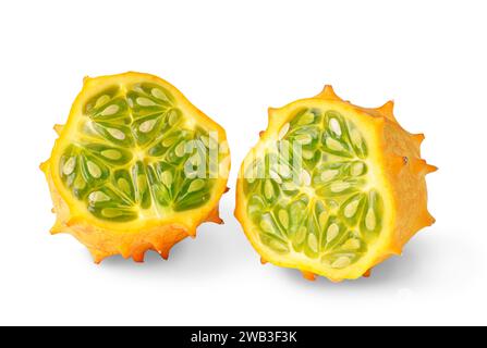 Frutto di Kiwano, melone cornuto verde isolato su sfondo bianco. Kiwano biologico all'arancia, fette di melone africano con corna verde, gelatina come all'interno con S Foto Stock