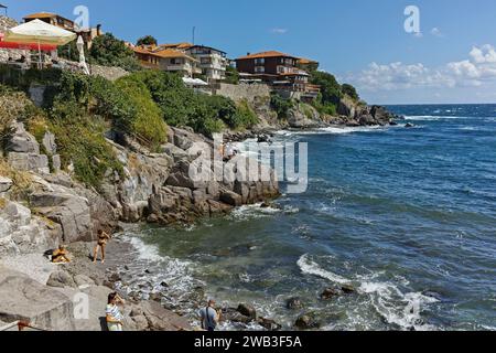 SOZOPOL, BULGARIA - 10 AGOSTO 2018: Strada tipica e edificio nella città vecchia di Sozopol, regione di Burgas, Bulgaria Foto Stock