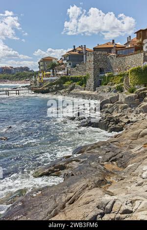 SOZOPOL, BULGARIA - 10 AGOSTO 2018: Strada tipica e edificio nella città vecchia di Sozopol, regione di Burgas, Bulgaria Foto Stock