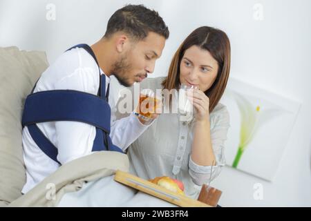 Giovane avente la colazione a letto Foto Stock