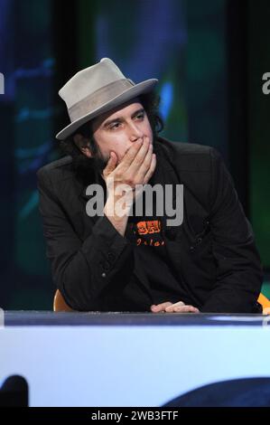 Milano Italia 2008-10-21: Vinicio Capossela, cantante italiano, durante lo spettacolo televisivo musicale “Scalo 76” Foto Stock