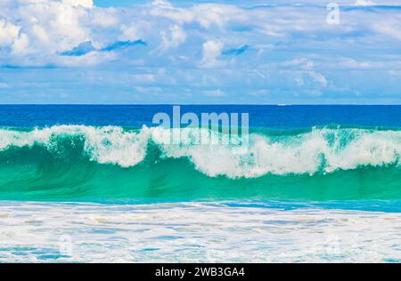 Onde forti presso l'incredibile spiaggia Praia De Lopes Mendes sulla grande isola tropicale Ilha grande ad Angra Dos Reis Rio De Janeiro Brasile. Foto Stock