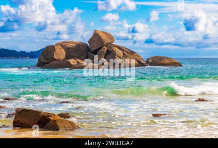 Incredibili formazioni rocciose massi sulla grande isola tropicale Ilha grande Santo Antonio Beach ad Angra Dos Reis Rio De Janeiro Brasile. Foto Stock