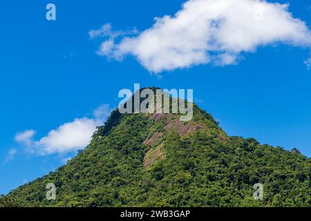 Abraham Mountain Peak of the Parrot with Clouds. Ilha grande, Angra Dos Reis, Rio De Janeiro, Brasile. Foto Stock