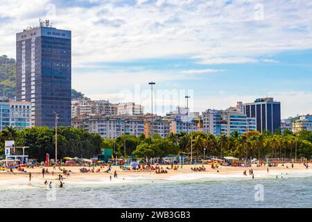 Persone e turisti si divertono sulla spiaggia di Flamengo, vista panoramica e paesaggio urbano nella baia di Guanabara, Flamengo Rio De Janeiro, Brasile. Foto Stock