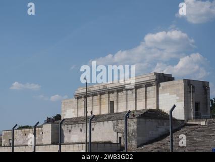 NORIMBERGA, GERMANIA - CIRCA GIUGNO 2022: Zeppelinfeld Translation Zeppelin Field Tribune progettato dall'architetto Albert Speer come parte del partito nazista RAL Foto Stock