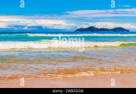Spiaggia di Lopes Mendes sulla grande isola tropicale Ilha grande ad Angra Dos Reis Rio De Janeiro Brasile. Foto Stock