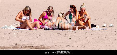 In una splendida giornata calda a Dundee, le donne locali prendono il sole lungo la spiaggia di Broughty Ferry durante l'onda di caldo estiva in Scozia, Regno Unito Foto Stock