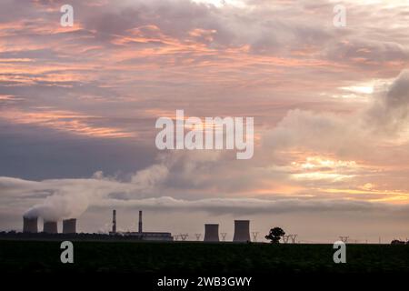 Alba su una centrale elettrica a carbone in Sud Africa. Foto Stock