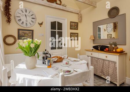 Impington, Cambridgeshire - 7 marzo 2015: Cottage tradizionale sala colazione con tavolo deposto Foto Stock