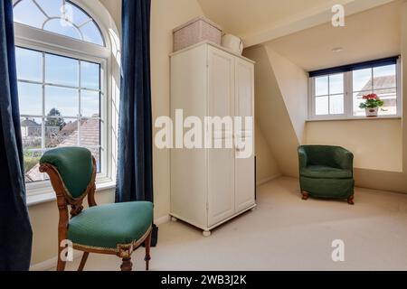 Impington, Cambridgeshire - 7 marzo 2015: Spogliatoio con guardaroba e sedie. Foto Stock