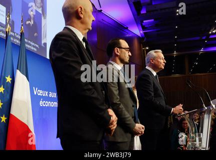 Parigi, Francia. 8 gennaio 2024. Il ministro francese dell'economia e delle finanze Bruno le Maire e il ministro francese junior dei conti pubblici Thomas Cazenave e il ministro francese junior dell'industria Roland Lescure per volere di Capodanno presso il ministero dell'economia, delle Finanze e della sovranità industriale e digitale, a Parigi, in Francia, l'8 gennaio, 2024. Foto di Jean-Bernard Vernier/JBV News/ABACAPRESS.COM Credit: Abaca Press/Alamy Live News Foto Stock