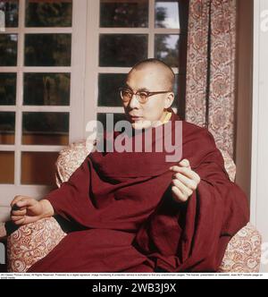 Il XIV Dalai Lama. (Nome spirituale: Jetsun Jamphel Ngawang Lobsang Yeshe Tenzin Gyatso), noto anche come Tenzin Gyatso, nato il 6 luglio 1935. Conosciuto dal popolo tibetano come Gyalwa Rinpoche, è, in quanto Dalai Lama, il più alto leader spirituale e capo del Tibet. rif. Anders Svahn 1960. Foto Stock