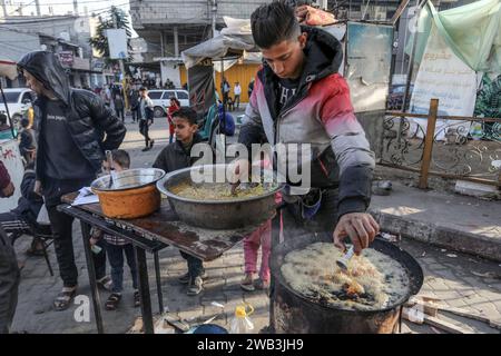 Rafah, territori palestinesi. 8 gennaio 2024. Un uomo fa il flafel, mentre i palestinesi continuano con la loro vita quotidiana, mentre la guerra continua a Gaza. Crediti: Abed Rahim Khatib/dpa/Alamy Live News Foto Stock