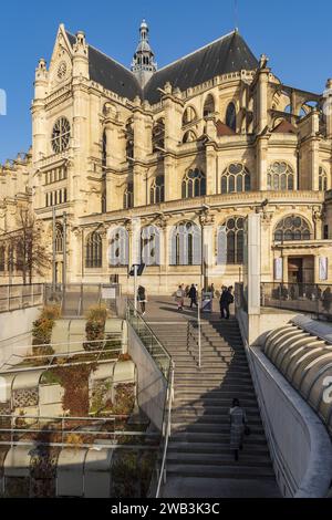 FRANCIA, PARIGI (75) 1° ARRONDISSEMENT, RAMBUTEAU STREET, USCITA DAL CENTRO COMMERCIALE LES HALLES E DALLA CHIESA DI SAINTE-EUSTACHE Foto Stock