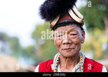 Ritratto di un anziano della tribù Konyak in abiti cerimoniali tradizionali, Nagaland, India Foto Stock