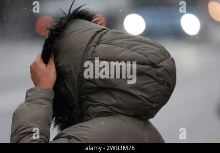 Parigi, Francia. 8 gennaio 2024. © PHOTOPQR/LE PARISIEN/le Parisien/Arnaud Journois ; PARIGI ; 08/01/2024 ; ILLUSTRAZIONE VAGUE DE FROID, BAISSE DES TEMRERATURES, METEO, CLIMAT, HIVER/ PHOTO LE PARISIEN/ARNAUD JOURNOIS 8 gennaio 2024 onda fredda in Francia credito: MAXPPP/Alamy Live News Foto Stock