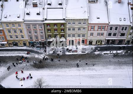 Non esclusiva: LEOPOLI, UCRAINA - 7 GENNAIO 2024 - Piazza Rynok è vista dalla torre del municipio di Leopoli in inverno, Leopoli, Ucraina occidentale. Foto Stock