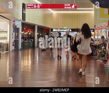 BERGAMO ORIO AL SERIO, ITALIA - CIRCA AGOSTO 2022: McDonald's Restaurant Foto Stock