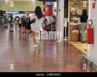 BERGAMO ORIO AL SERIO, ITALIA - CIRCA AGOSTO 2022: McDonald's Restaurant Foto Stock