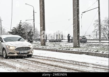 Non esclusiva: ZAPORIZHZHIA, UCRAINA - 8 GENNAIO 2024 - le conseguenze dell'attacco missilistico russo vengono catturate a Zaporizhzhia, nel sud-est dell'Ucraina Foto Stock