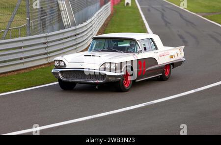 Vista frontale di tre quarti della storica Ford Thunderbird di Derek Drinkwater del 1958, che partecipa al 75° anniversario della dimostrazione Nascar Foto Stock