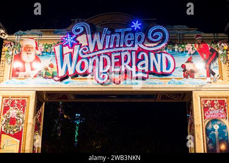 Londra, Regno Unito - 17 novembre 2017: Insegna Winter Wonderland all'ingresso della fiera. E' un mercatino di Natale a Hyde Park, Londra. Foto Stock