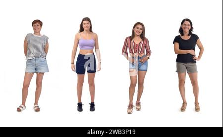 vista frontale di un gruppo di donne che indossa pantaloncini corti su sfondo bianco Foto Stock